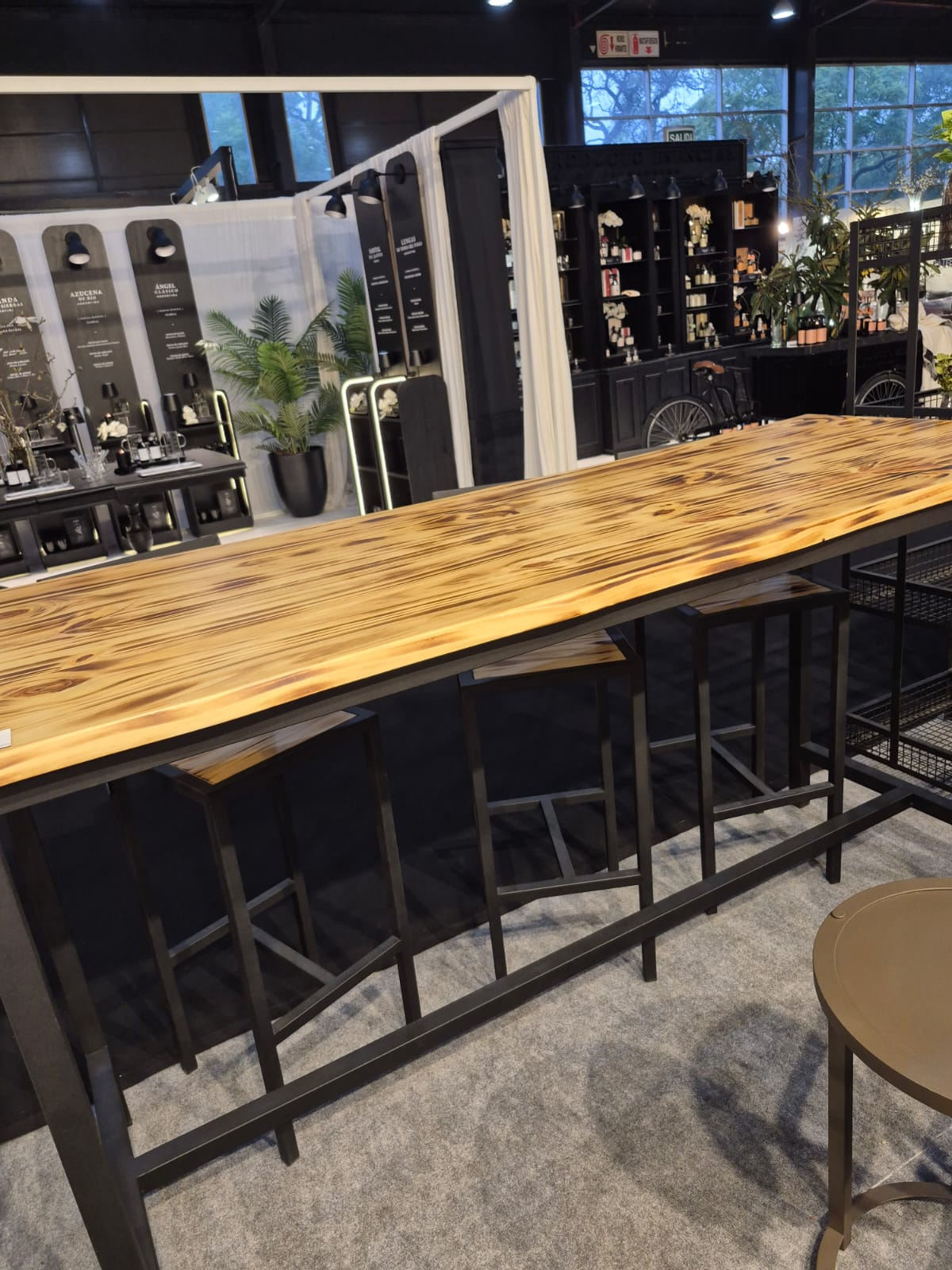 BARRA 1,90 X 0,70 DE HIERRO NEGRO - TAPA ORGANICA DE PINO QUEMADO CON 6 BANQUETAS 